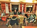 06 Ab und zu nehmen wir auch Platz am Tisch 